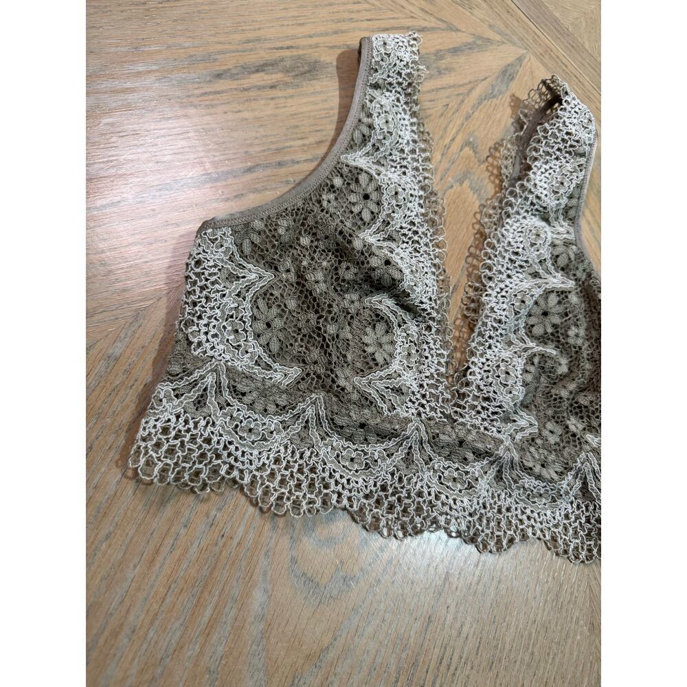 Victoria’s Secret Unlined Wireless Double V Bralette size medium - Picture 2 of 6